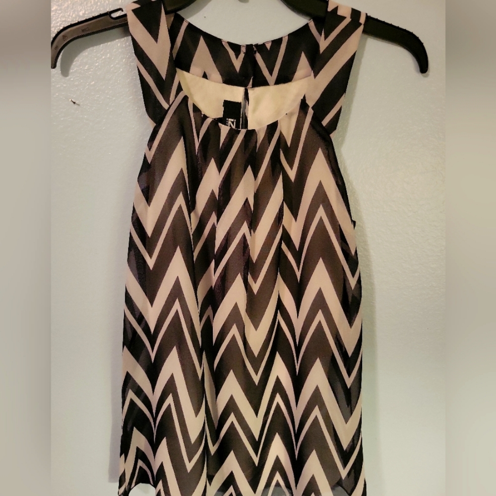 Ladies Gently Used IZ Byer  sleeveless blk white blouse. Size S.